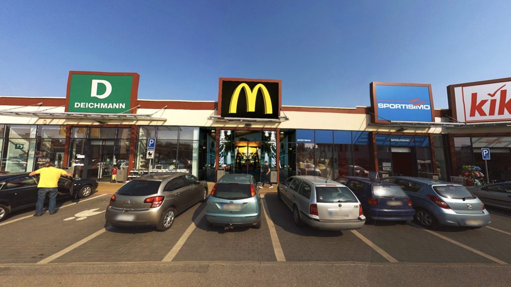 Ve Dvoe Krlov nad Labem se otevr poboka McDonalds. Prvn den bude pro kadho prvn Cheeseburger zdarma. Prodejna oekv peten.